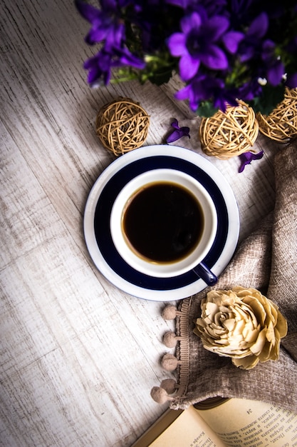 Guten Morgen Kaffee mit Frühlingsblumen