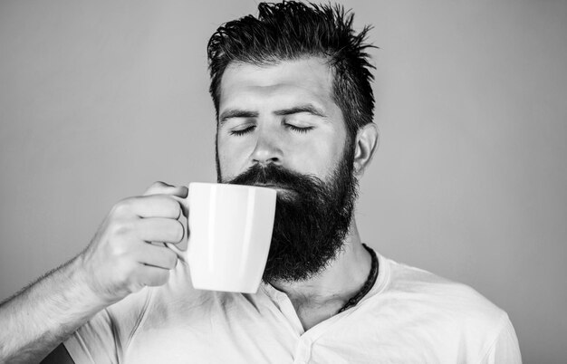 Guten Morgen Mann hält eine Tasse Tee Morgenkonzept Gut aussehender bärtiger Mann hält Tasse Kaffee Tee Schwarz und weiß