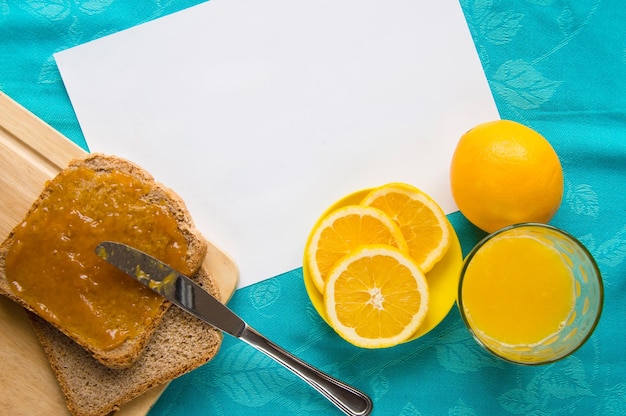 Guten Morgen mit Orangensaftbrot und Marmelade