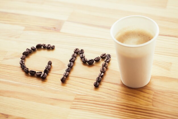 Guten Morgen. Pappbecher mit heißem Kaffee