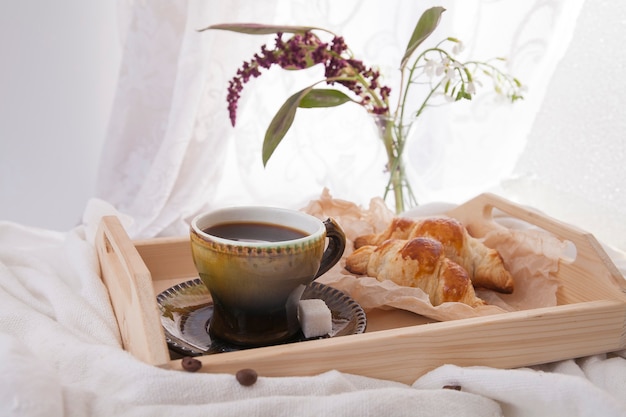 Guten Morgen schwarzer Kaffee mit knusprigen Croissants