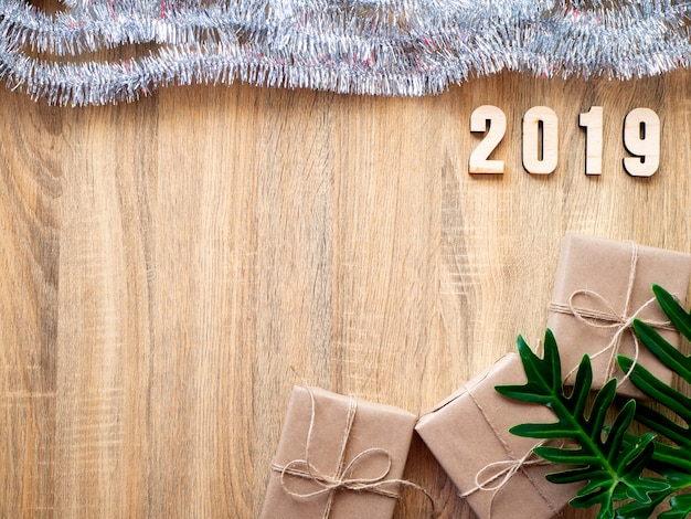 Guten Rutsch ins Neue Jahr 2019 dekorativ mit Geschenkbox auf hölzernem