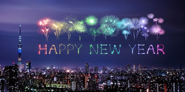 Guten Rutsch ins Neue Jahr-Feuerwerke über Tokyo-Stadtbild nachts, Japan