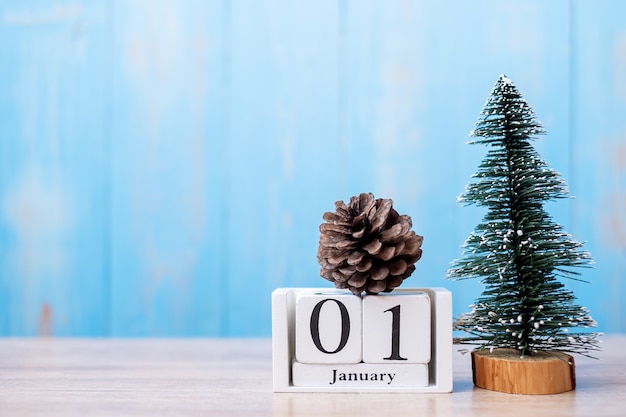 Foto guten rutsch ins neue jahr und willkommener januar-monat mit hölzernem kalender