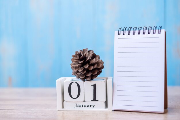 Guten Rutsch ins Neue Jahr und willkommener Januar-Monat mit leerem Notizbuch.