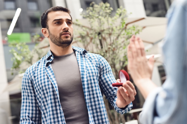 Guy Asking Girl para casarse con rechazos de mano femenina.