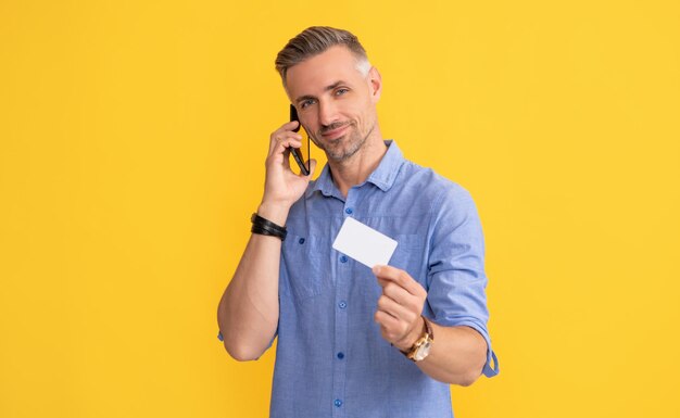 Guy habla por teléfono inteligente. el cliente usa dinero en línea en el teléfono móvil.