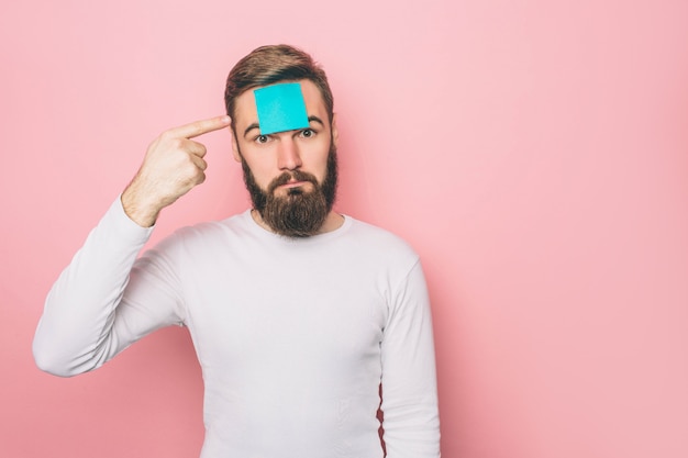 Guy hat einen Aufkleber auf der Stirn