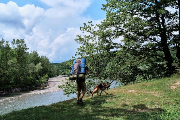 Guy ist Reisender und Tourist mit deutschem Schäferhund