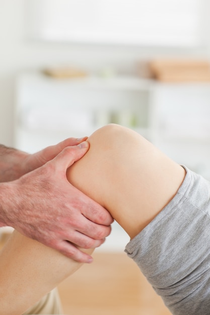 Foto guy massageando o joelho de uma mulher deitada