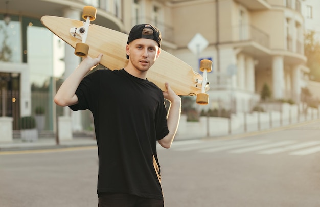 Guy Model posiert mit einem Skelett in seinen Händen auf der Straße der Stadt