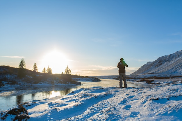 Guy paseos turísticos en Islandia invernal