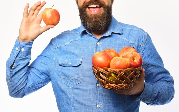 Foto guy presenta el concepto de cosecha de cosecha propia jardinería y cultivos de otoño