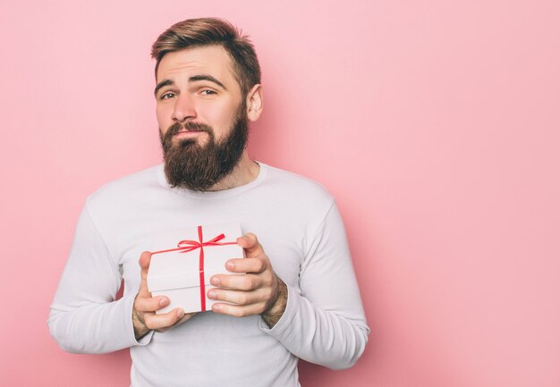 Guy steht und hält ein Geschenk