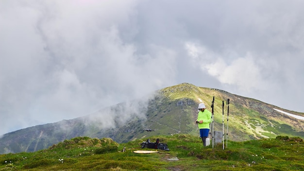 Guy Tourist startet Drohne in den Bergen