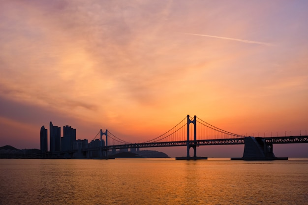 Gwangan-Brücke bei Sonnenaufgang. Busan, Südkorea