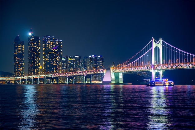 Gwangan-Brücke und Wolkenkratzer in der Nacht Busan Südkorea