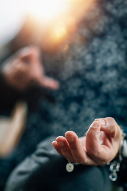 Gyan oder Chin Mudra Wird in der Meditation zur Selbstheilung verwendet, um das Bewusstsein und die körperliche und geistige Gesundheit zu fördern
