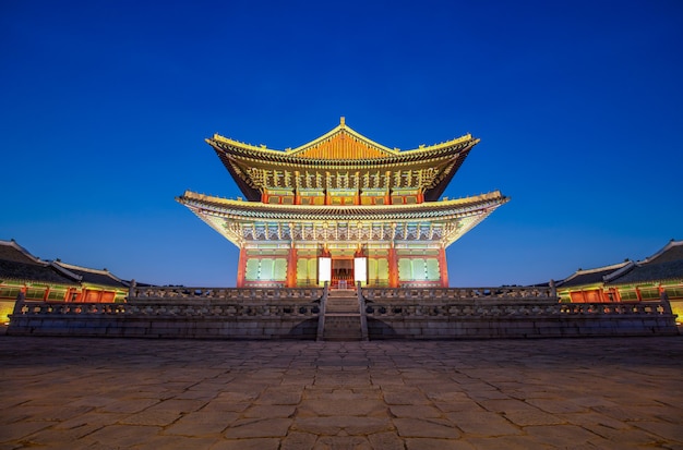 Gyeongbokgung Palast in der Nacht in Seoul Südkorea