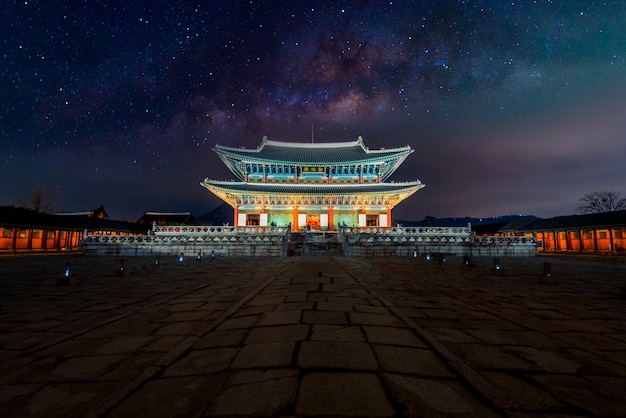 Gyeongbokgung-Palast und Milchstraße in Seoul, Südkorea.