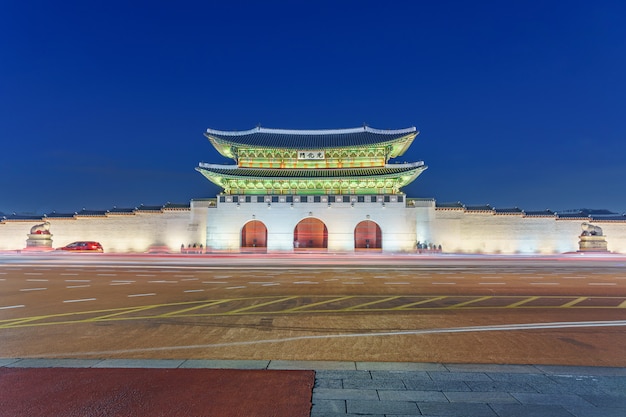 Gyeongbokgungs-Palastdämmerung nachts in Seoul, Südkorea