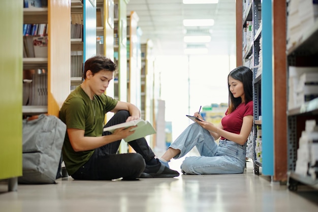 Gymnasiasten in der Bibliothek