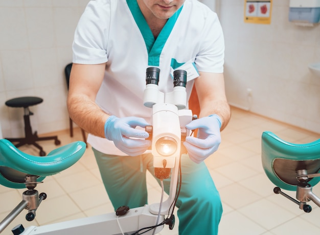 Gynäkologe arbeitet mit Kolposkop in der Klinik.