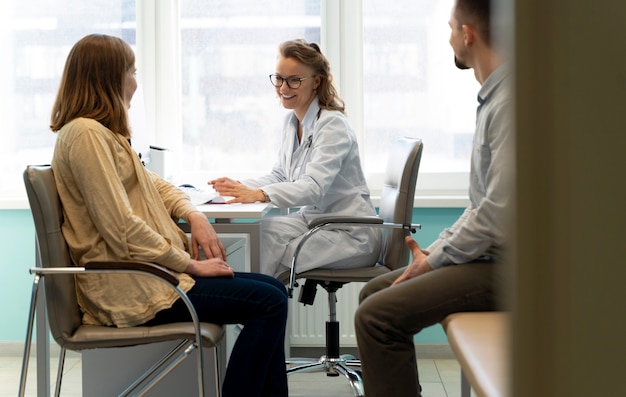 Foto gynäkologe, der die schwangerschaft mit der patientin bewertet