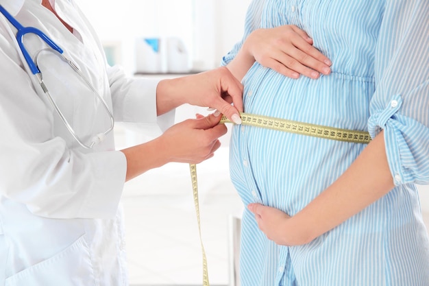 Gynäkologische Beratung Schwangere Frau mit ihrem Arzt in der Klinik