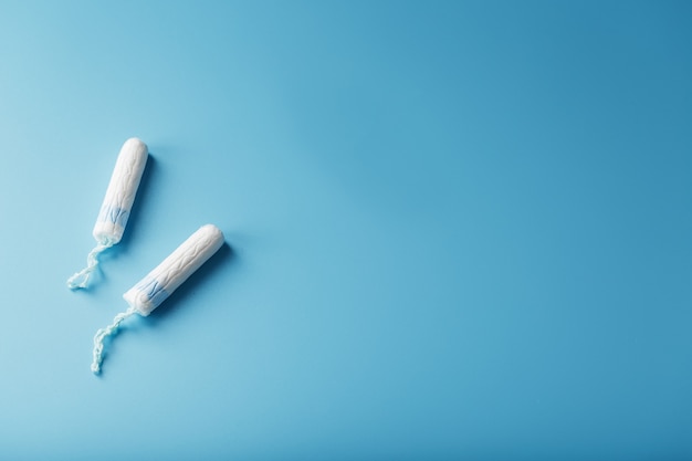 Gynäkologische Tampons auf blauem Hintergrund Freiraum