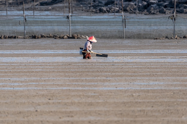 Un gyojin trabajando en la playa negra.