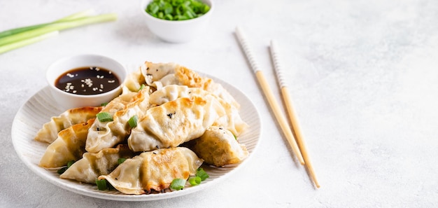 Gyoza de albóndigas fritas con salsa de soja y palillos