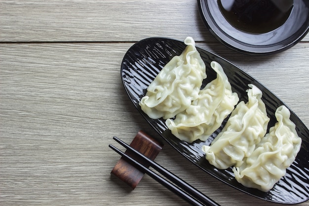 Gyoza auf Schwarzblech mit Essstäbchen