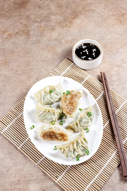 Gyoza ayam é bolinhos japoneses com frango e legumes para recheio