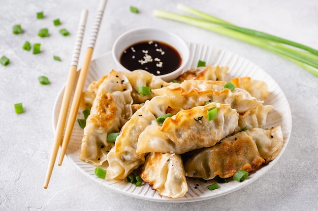 Gyoza de bolinhos fritos com molho de soja e pauzinhos