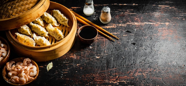 Gyoza de bolinhos quentes em um vapor de bambu