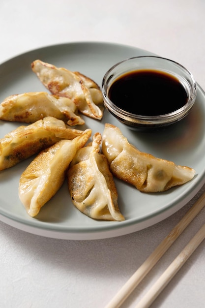 Gyoza de empanadillas fritas con salsa de soja y palillos