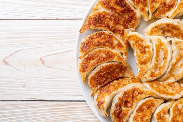 gyoza frita o bocadillo de bolas de masa con salsa de soja