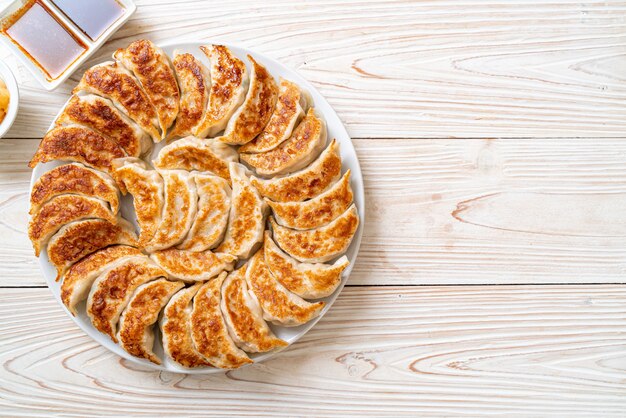 gyoza frita o bocadillo de bolas de masa con salsa de soja