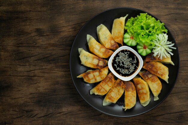 Gyoza gebratene knödel mit schweinefleisch und gemüse