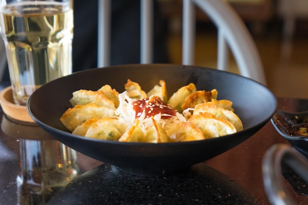 Gyoza in the bowl - plato sobre la mesa en el restaurante