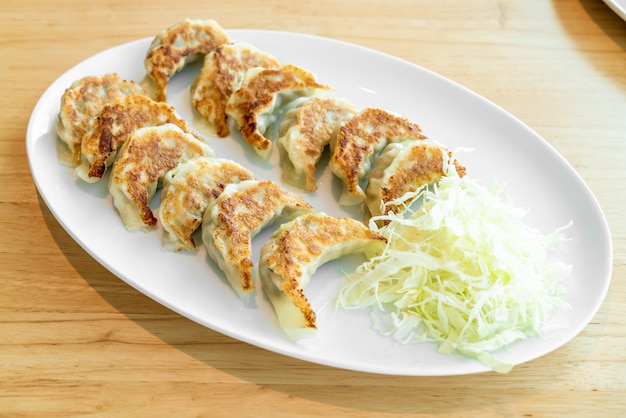 Gyoza japonês ou bolinhos de massa com molho de soja