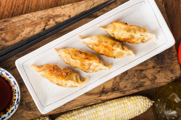 Gyoza japonês ou lanche de bolinhos com molho de soja