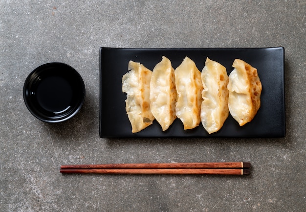 Foto gyoza japonês ou lanche de bolinhos