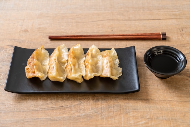 Foto gyoza japonês ou lanche de bolinhos