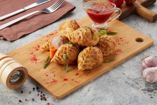 Foto gyoza-knödel mit und ohne rote soße