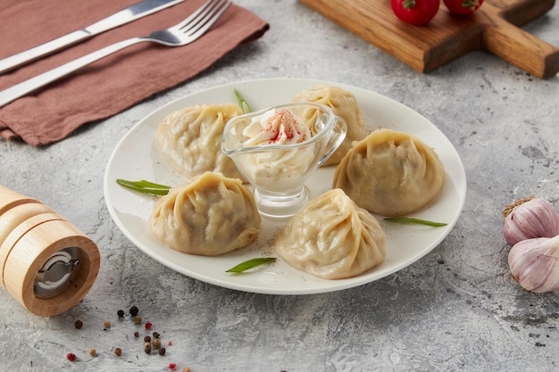 Foto gyoza-knödel mit und ohne rote soße