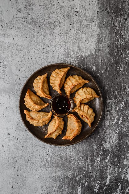 Gyoza mit Füllung und Sojasauce