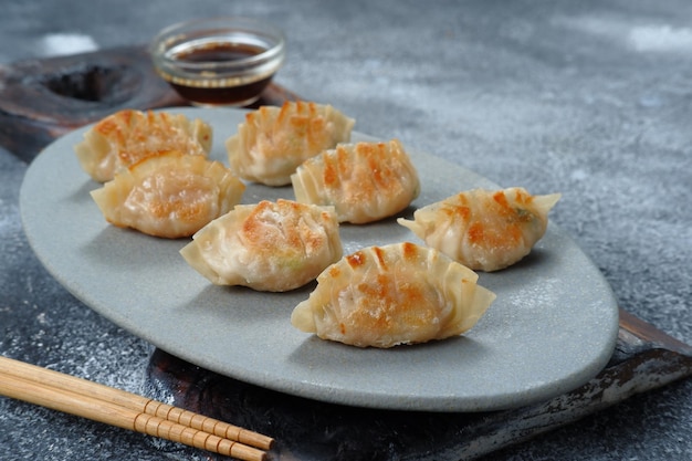 gyoza o jiaozi o mandu, bola de masa asiática con salsa para mojar