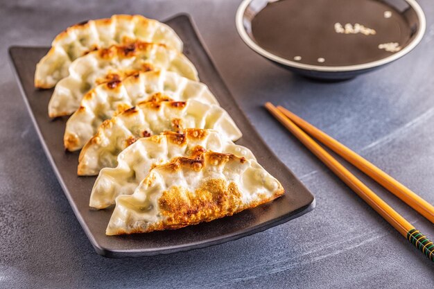 Gyoza ou bolinho de massa com molho de soja